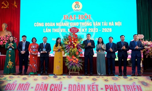 Thường trực Liên đoàn Lao động Thành phố Hà Nội chúc mừng đại hội. Ảnh: Mai Quý