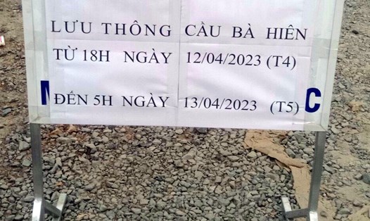 Thông báo tạm dừng lưu thông cầu  Bà Hiên khiến đường từ Bạc Liêu về huyện Hồng Dân gặp khó. Ảnh: Nhật Hồ