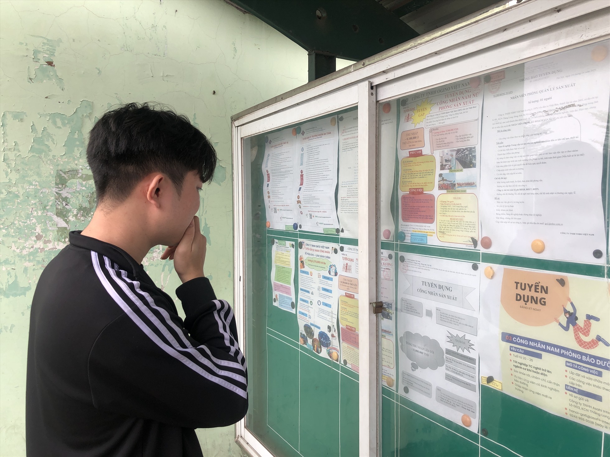 Anh Tòng Văn Thuỷ chăm chú tìm hiểu thông tin tuyển dụng. Ảnh: Bảo Hân