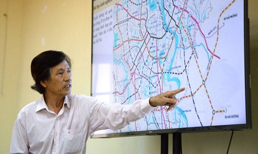 TS Trịnh Văn Chính – đại diện nhóm nghiên cứu trình bày phương án điều chỉnh hướng tuyến đường sắt TP Hồ Chí Minh - Cần Thơ.  Ảnh: Minh Quân