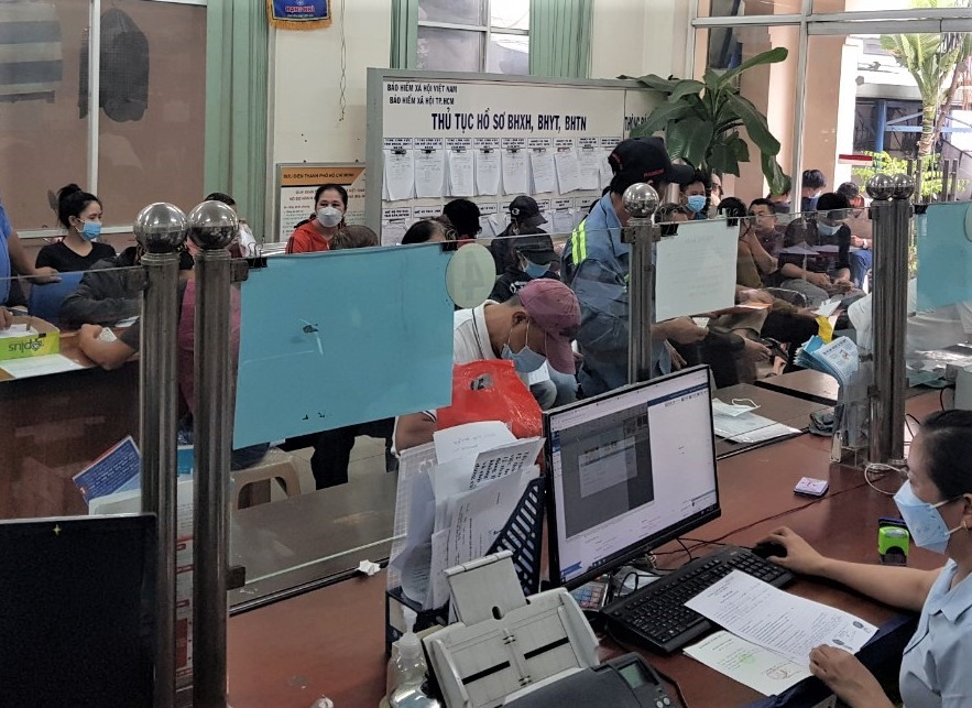 Mỗi ngày có hơn 100 người nhận BHXH một lần tại cơ quan BHXH huyện Hóc Môn. Ảnh: Đức Long