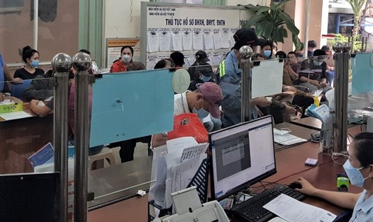 Mỗi ngày có hơn 100 người nhận BHXH một lần tại cơ quan BHXH huyện Hóc Môn. Ảnh: Đức Long