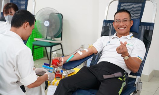 Hơn 1.000 sinh viên Đà Nẵng xếp hàng tham gia hiến máu tình nguyện. Ảnh: Nguyên Thi