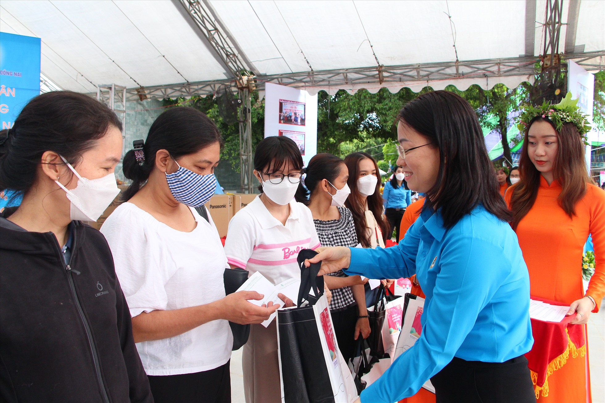 Lãnh đạo LĐLĐ tỉnh Đồng Nai trao quà cho đoàn viên, người lao động có hoàn cảnh khó khăn. Ảnh: Hà Anh Chiến