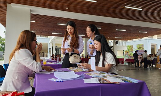 Sinh viên du lịch tìm kiếm cơ hội việc làm ngay sau buổi lễ tốt nghiệp. Ảnh: Quảng An.