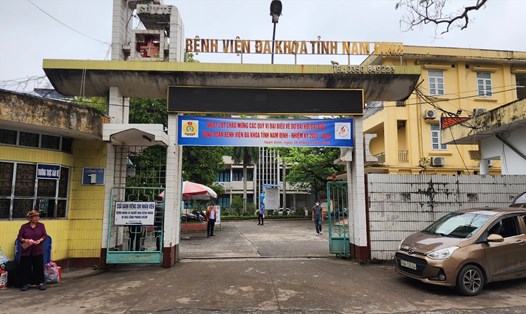 Bệnh viện Đa khoa tỉnh Nam Định xác nhận đang rất khó khăn vì thiếu thuốc, vật tư y tế. Ảnh: Bá Dương