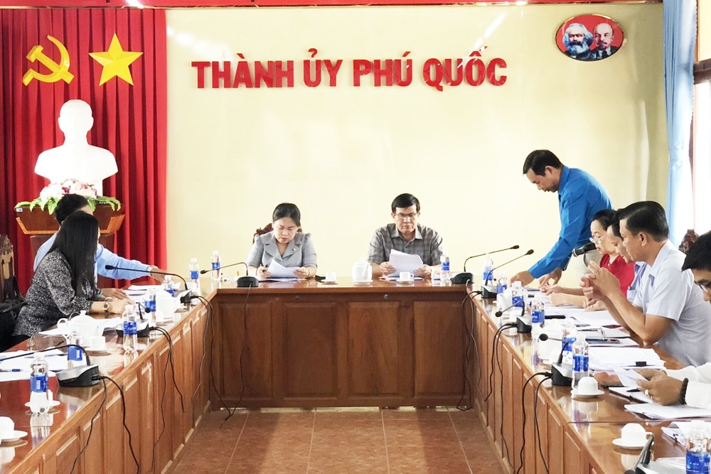 Liên đoàn Lao động tỉnh Kiên Giang làm việc với lãnh đạo Thành ủy và Ban Thường vụ LĐLĐ thành phố Phú Quốc. Ảnh: Quốc Hùng