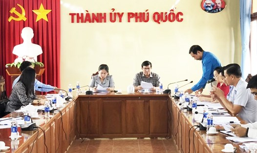 Liên đoàn Lao động tỉnh Kiên Giang làm việc với lãnh đạo Thành ủy và Ban Thường vụ LĐLĐ thành phố Phú Quốc. Ảnh: Quốc Hùng