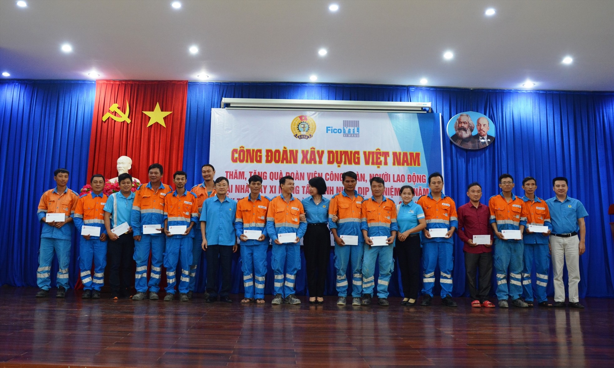 Chủ tịch Công đoàn Xây dựng Việt Nam Nguyễn Thị Thủy Lệ trao quà tới đoàn viên, người lao động. Ảnh: Công đoàn Xây dựng Việt Nam.