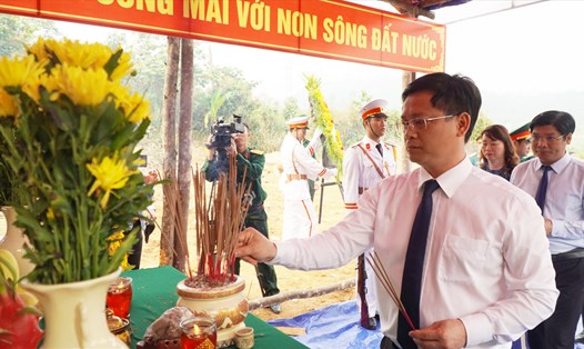 Ông Nguyễn Thanh Bình - Phó Chủ tịch thường trực UBND tỉnh Thừa Thiên Huế dâng hương các liệt sĩ trong lễ khởi công. Ảnh: Quảng An.