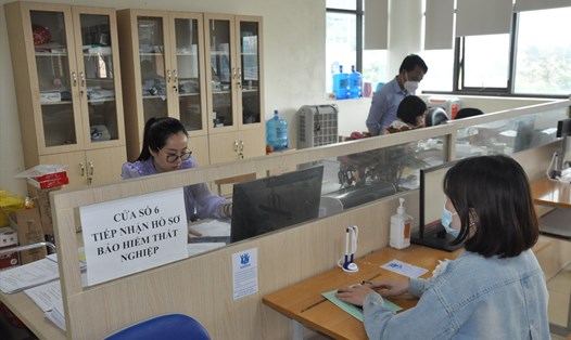 Người lao động nghỉ việc làm thủ tục hưởng trợ cấp thất nghiệp tại Bắc Giang. Ảnh: Bảo Hân