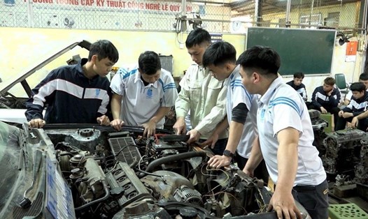 Học viên thực hành sửa chữa ôtô. Ảnh: Minh Hạnh