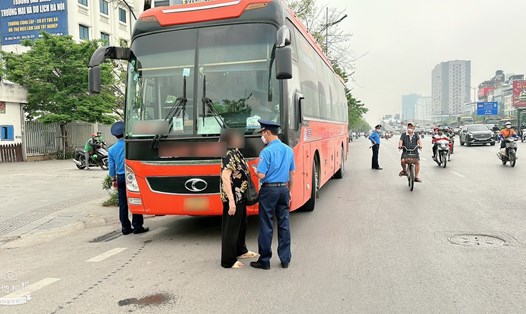Một xe khách đón trả khách sai quy định trên đường Phạm Văn Đồng. Ảnh: Đội TTGTVT quận Cầu Giấy