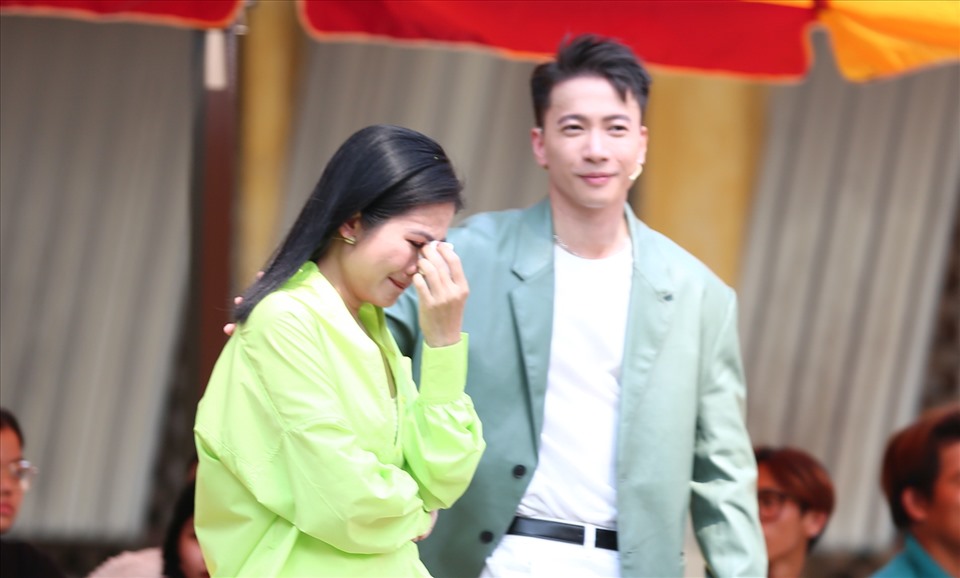 Vân Trang, ST Sơn Thạch xúc động khi tham gia show thực tế. Ảnh: Golden Moon