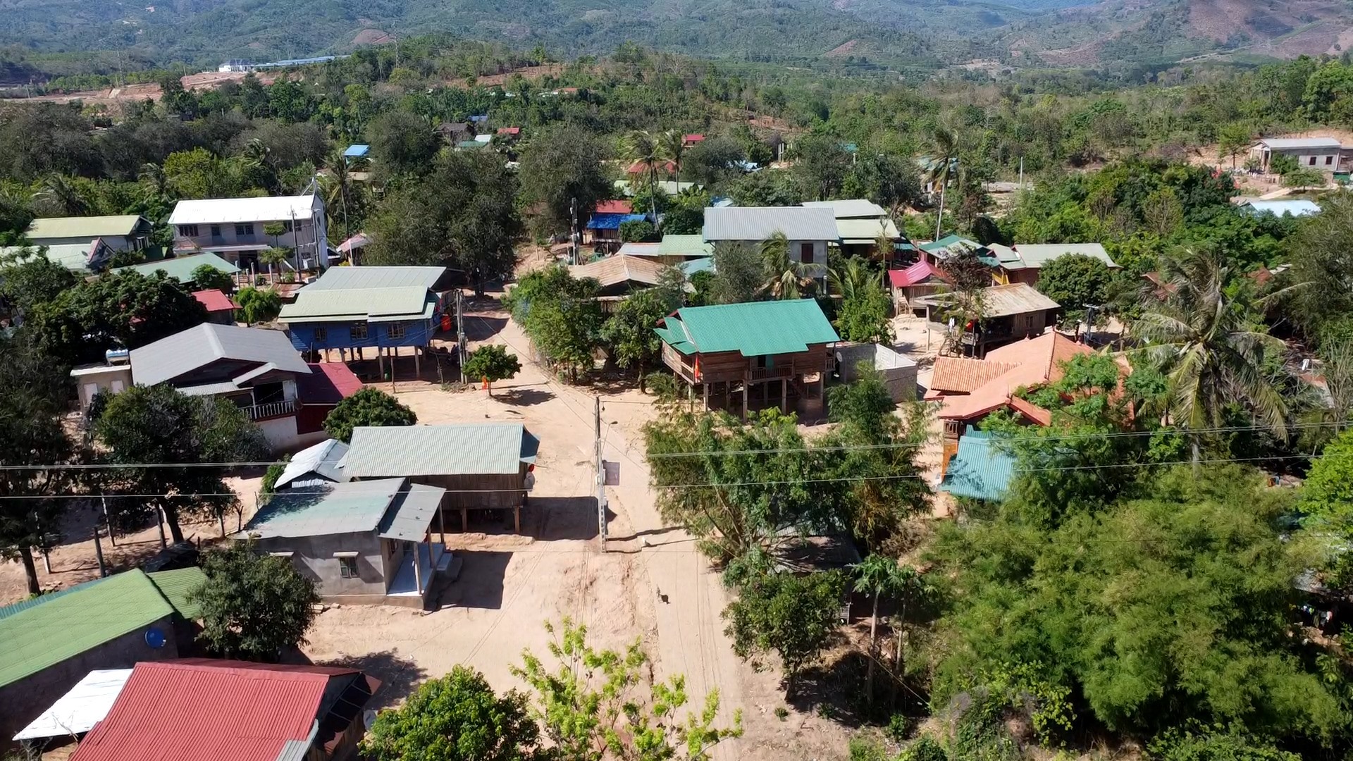 Đạt chuẩn nông thôn mới, nhưng cuộc sống của người dân ở bản Xi Núc (xã Tân Long) rất khó khăn. Ảnh: Hưng Thơ.