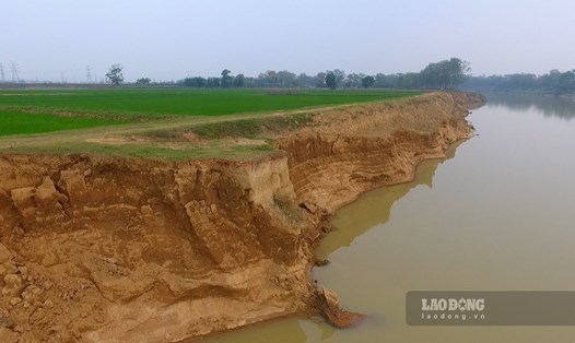 Khu vực sạt lở nằm sát đất canh tác nông nghiệp của người dân. Ảnh: Nguyễn Kế