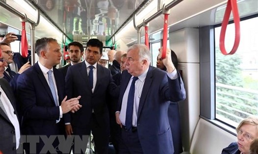 Chủ tịch Thượng viện Cộng hòa Pháp Gérard Larcher (phải) khảo sát dự án tuyến đường sắt đô thị số 3 trong chuyến thăm Việt Nam, tháng 12.2022. Ảnh: TTXVN