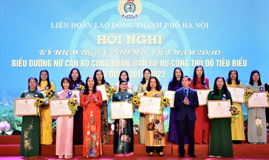 Liên đoàn Lao động Hà Nội trao thưởng cho những tấm gương trong nữ cán bộ Công đoàn, cán bộ nữ công Thủ đô. Ảnh: Minh Anh