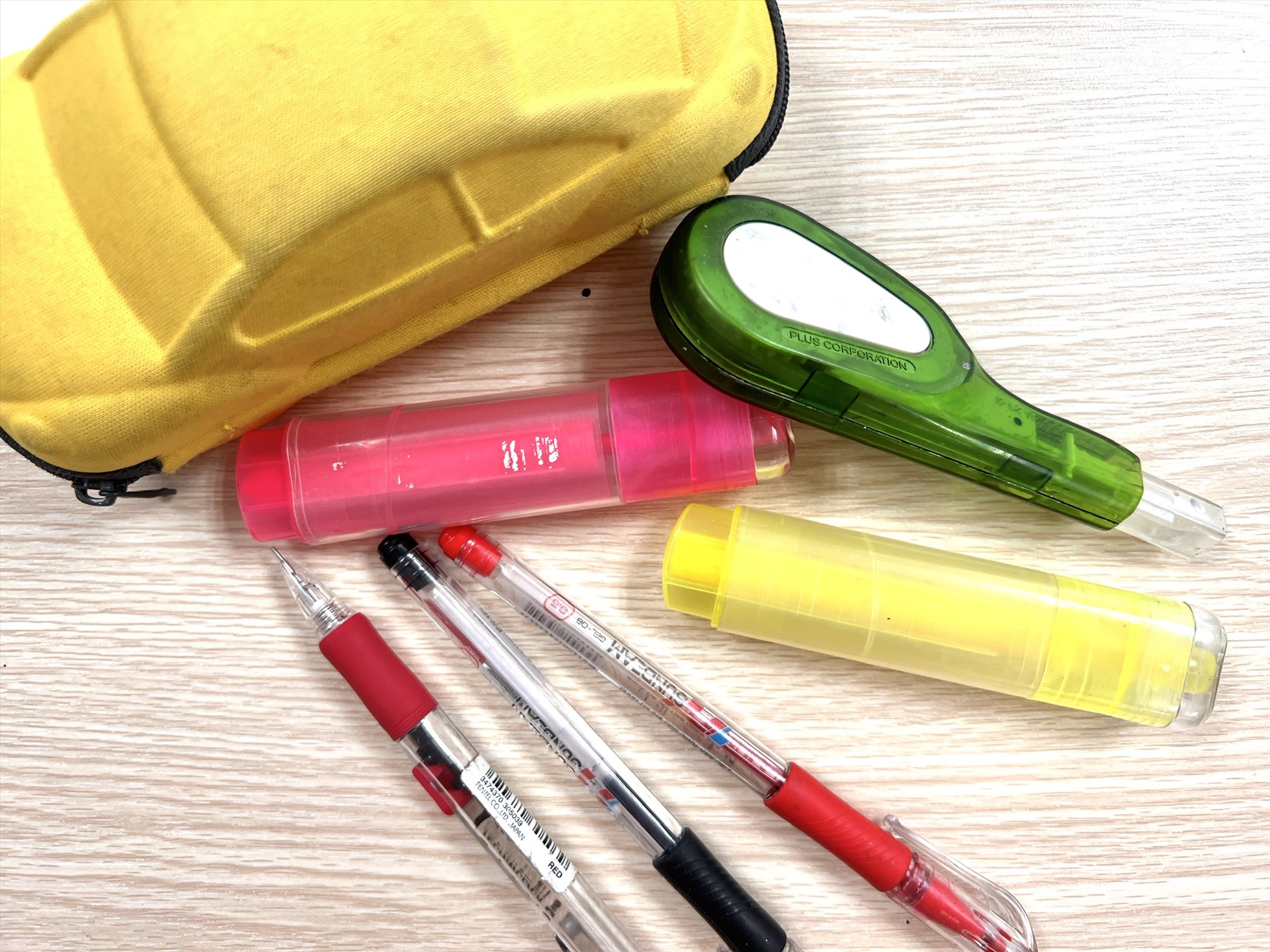 Bài tập nhận biết màu sắc thông qua những vật dụng là cách mà cha mẹ có thể rèn luyện trí não cho trẻ. Ảnh: Thanh Thanh