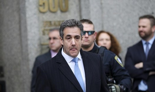Michael Cohen (giữa) ra khỏi tòa án ở New York, Mỹ, ngày 12.12.2018. Ảnh: Xinhua