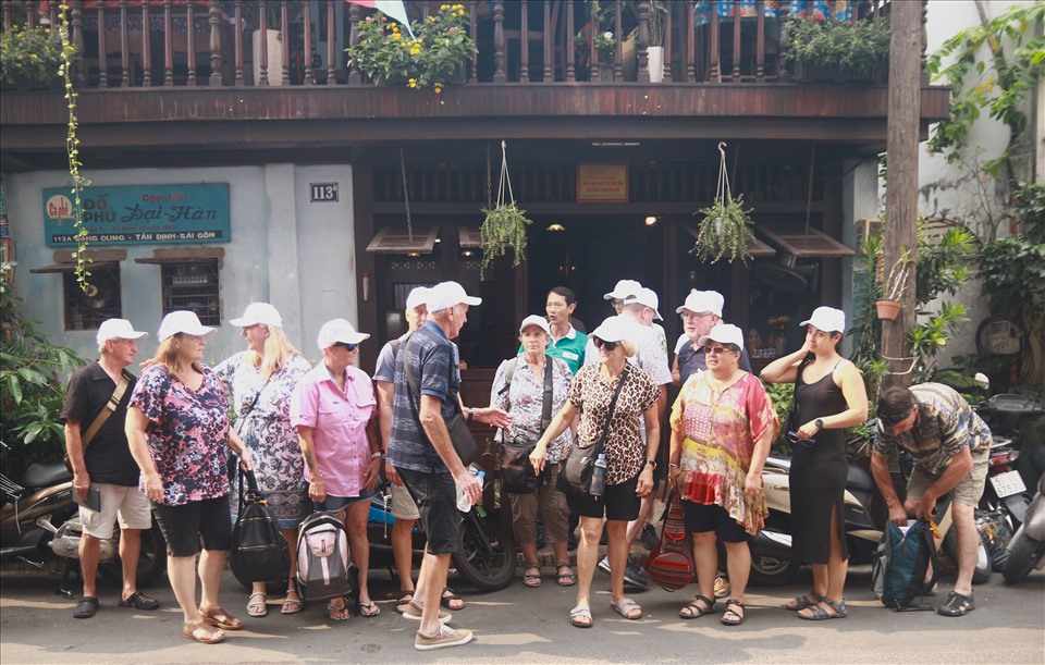 Đoàn khách Australia ghé quán Cơm tấm Đại Hàn - Cà phê Đỗ Phủ trong tour Biệt Động Sài Gòn. Ảnh: Bảo Thu