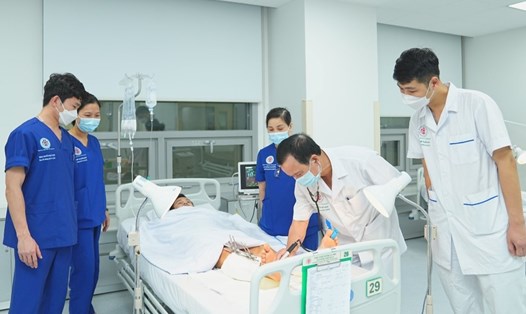 Bác sĩ, TS Nguyễn Viết Ngọc và ekíp kiểm tra lại đôi chân của bệnh nhân sau ca phẫu thuật trồng, nối. Ảnh: Bệnh viện Trung ương Quân đội 108