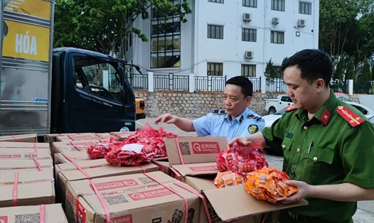 Lực lượng chức năng tiến hành kiểm tra nhiều hàng hóa là đồ chơi trẻ em và thực phẩm. Ảnh: QLTT tỉnh Lào Cai.