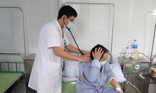 Bác sĩ thăm khám cho bệnh nhân mắc COVID-19 tại BVĐK Đức Giang (Hà Nội). Ảnh: Minh Ánh