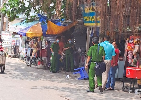 Công an khám nghiệm hiện trường vụ nam sinh lớp 9 đâm thanh niên tử vong