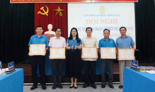 Bà Trần Lệ Nhung - Chủ tịch LĐLĐ tỉnh Gia Lai - trao bằng khen cho 5 tập thể có thành tích xuất sắc. Ảnh: Thanh Tuấn