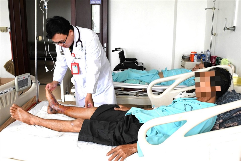 Bệnh viện Bà Rịa điều trị cho một bệnh nhân bị rắn cắn. Ảnh: Bệnh viện cung cấp