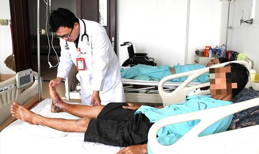 Bệnh viện Bà Rịa điều trị cho một bệnh nhân bị rắn cắn. Ảnh: Bệnh viện cung cấp