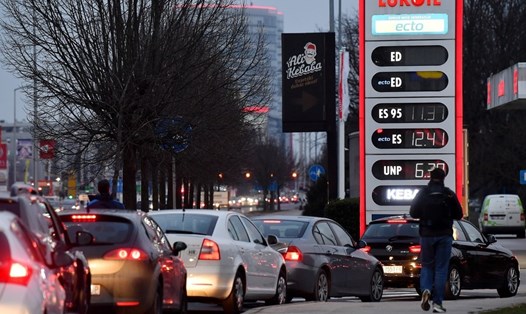 Một trạm xăng của Lukoil ở Zagreb, Croatia, ngày 7.3.2022. Ảnh: Xinhua