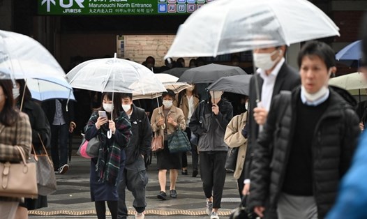 Người dân đi bộ trên đường phố ở Tokyo, Nhật Bản. Ảnh: Xinhua