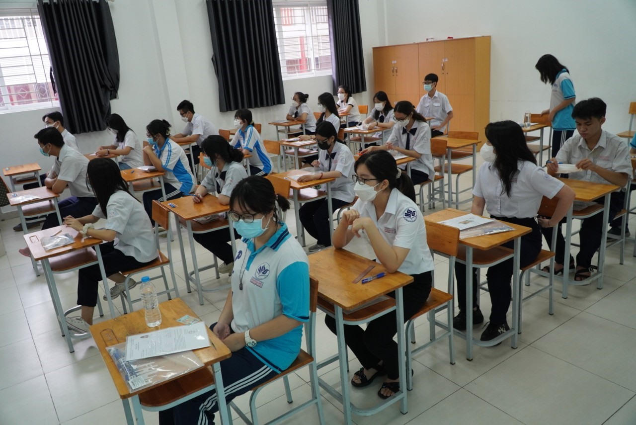 Để đăng ký thi vào lớp 10, phụ huynh, học sinh lớp 9 cài app TS10. Ảnh minh họa: Chân Phúc
