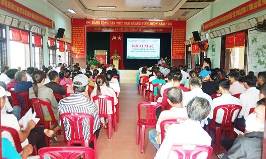 Một trong những sàn giao dịch việc ở huyện Thăng Bình, tỉnh Quảng Nam làm thu hút đông đảo người lao động tham gia. Ảnh: Giang Biên/LĐLĐ Quảng Nam