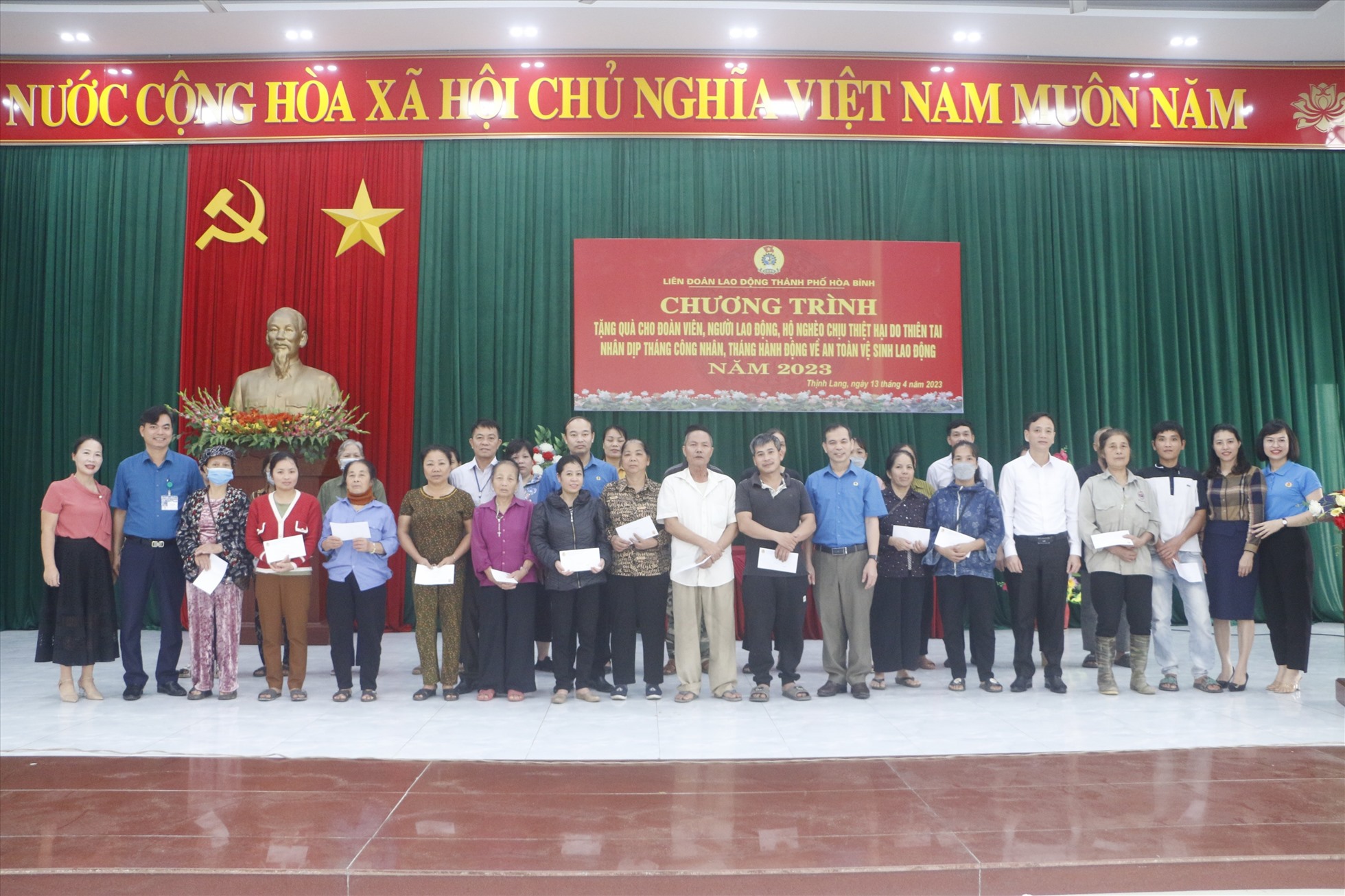 30 suất quà được trao đến đoàn viên, người lao động có hoàn cảnh khó khăn. Ảnh: Minh Nguyễn.