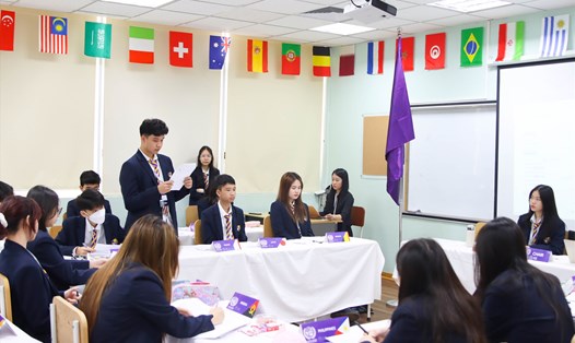 Học sinh trao đổi bằng tiếng Anh trong chương trình mô phỏng hội nghị của Liên Hợp Quốc năm 2023. Ảnh: Ban Tổ chức