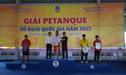 Vận động viên Huỳnh Công tâm nhận huy chương Vàng tại giải đấu. Ảnh: Thành An
