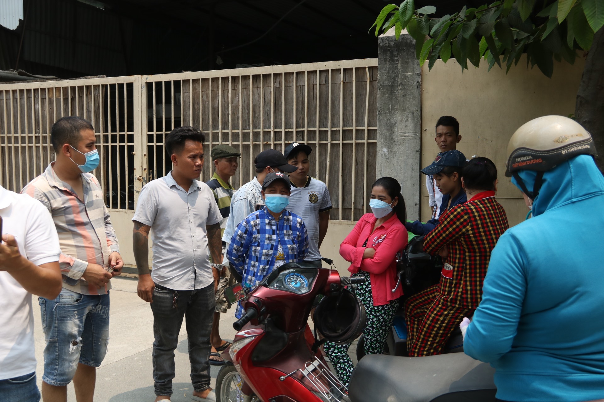 Công ty chưa trả lương nhưng đóng cửa, liên hệ không được khiến nhiều công nhân lao động lo lắng. Ảnh: Đình Trọng