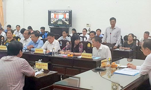 Chủ tịch UBND tỉnh Bạc Liêu lắng nghe ý kiến của doanh nghiệp trong buổi đối thoại với doanh nghiệp chiều ngày 13.4. Ảnh: Nhật Hồ