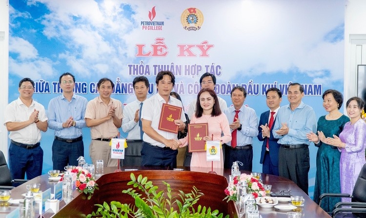 Bà Nghiêm Thuỳ Lan - Chủ tịch Công đoàn Dầu khí Việt Nam và ông Bùi Quốc Sơn - Hiệu trưởng PV College ký kết thỏa thuận hợp tác. Ảnh: An Nhiên