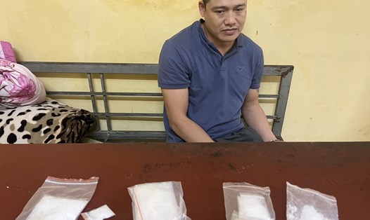 Nguyễn Danh Bằng và số ma túy bị lực lượng chức năng thu giữ. Ảnh: Công an tỉnh Hải Dương