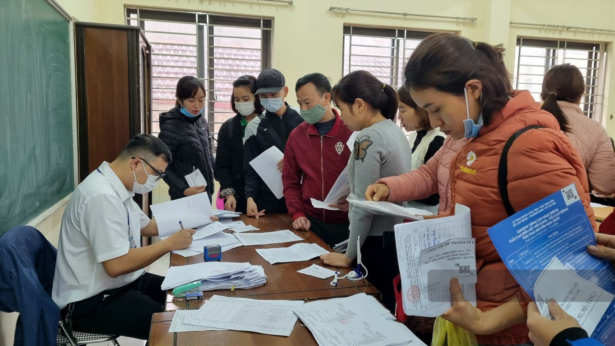 Nhiều người lao động tìm cơ hội việc làm tại tuần cao điểm kết nối cung cầu lao động tỉnh Thái Nguyên năm 2023. Ảnh: Phùng Minh