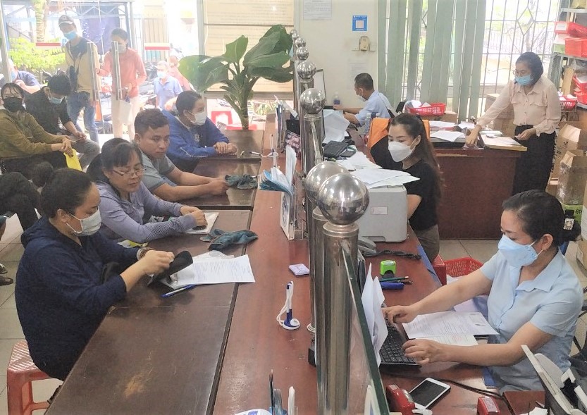 Người lao động chờ nhận BHXH một lần tại BHXH huyện Hóc Môn sáng 12.4. 
Ảnh: Đức Long