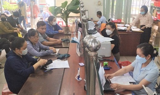 Người lao động chờ nhận BHXH một lần tại BHXH huyện Hóc Môn sáng 12.4. 
Ảnh: Đức Long