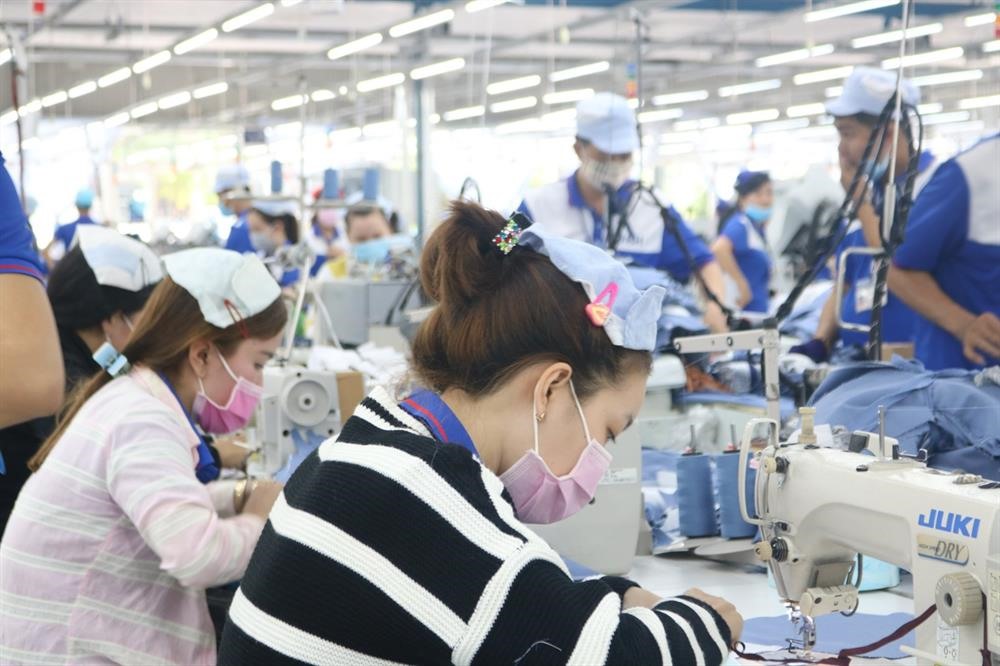 Công nhân vui mừng vì được đi làm trở lại. Ảnh: Bích Ngọc