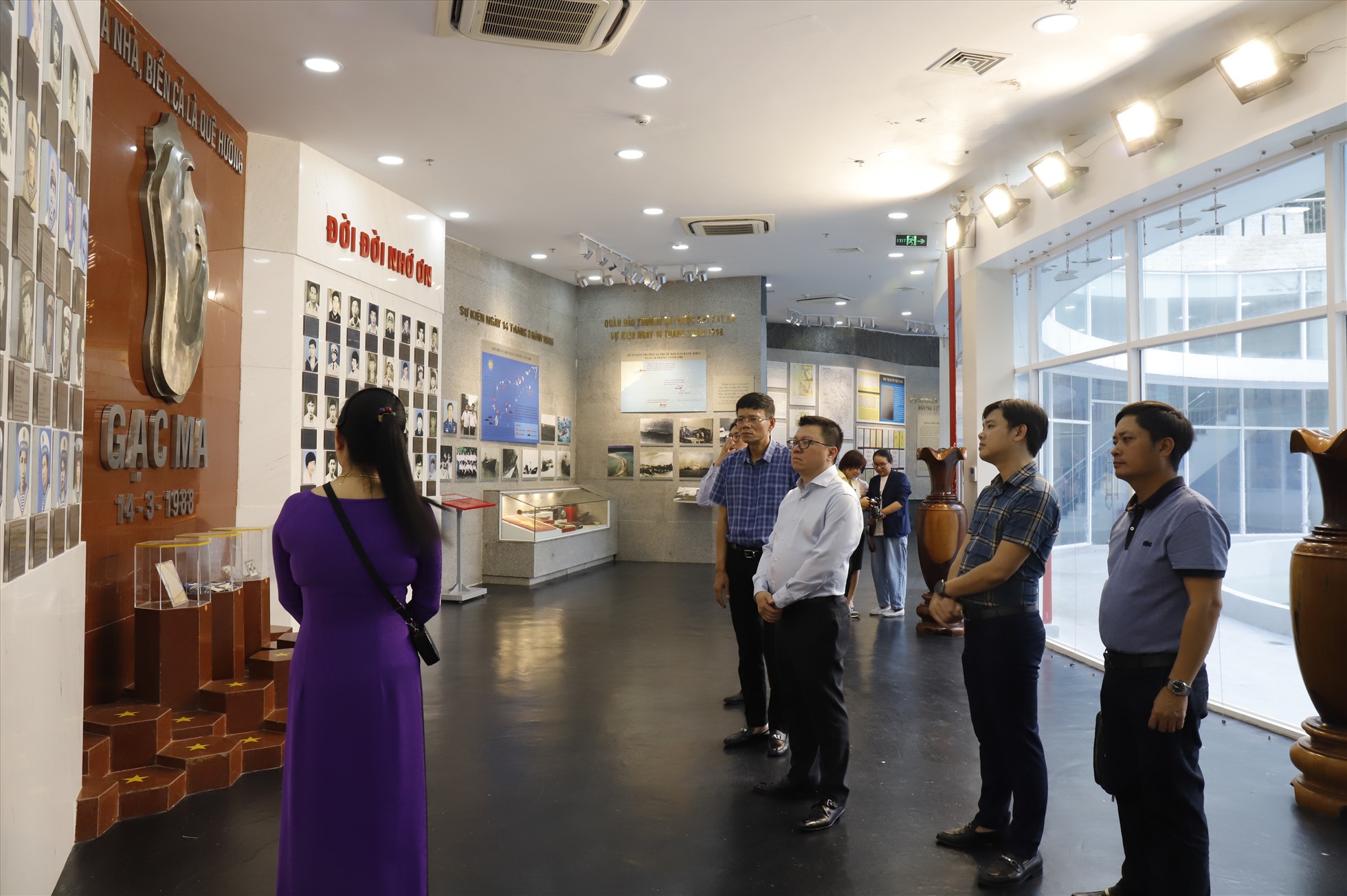 Hội Nhà báo Việt Nam dâng hương tại Khu tưởng niệm chiến sĩ Gạc Ma