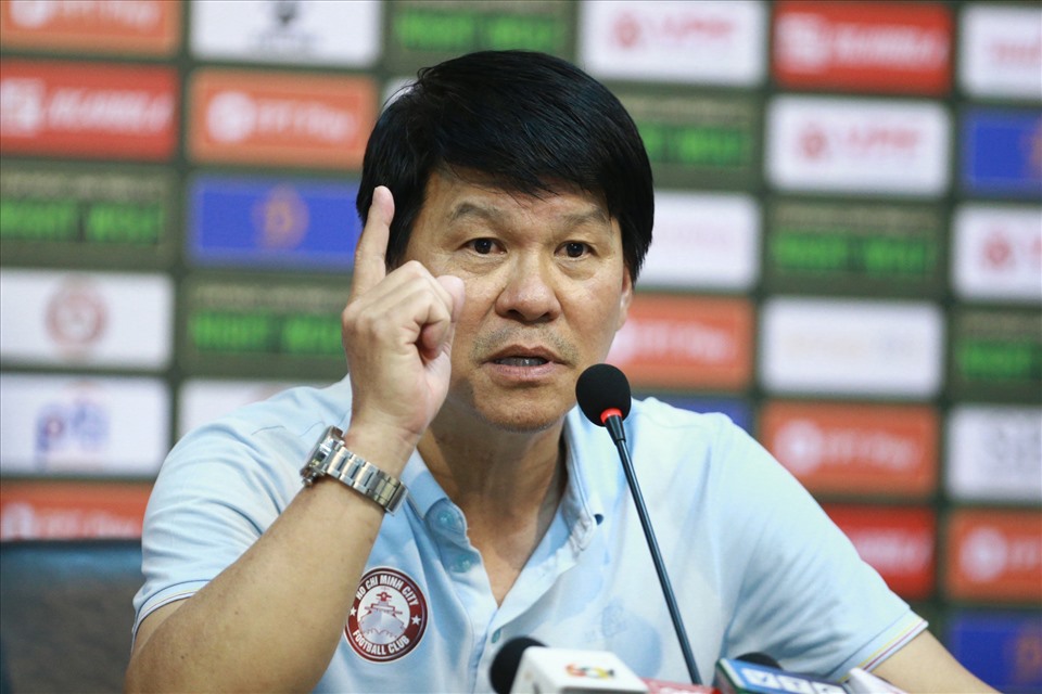 Huấn luyện viên Vũ Tiến Thành dự họp báo sau trận đấu TPHCM - Bình Định. Ảnh: Thanh Vũ