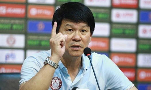 Huấn luyện viên Vũ Tiến Thành dự họp báo sau trận đấu TPHCM - Bình Định. Ảnh: Thanh Vũ